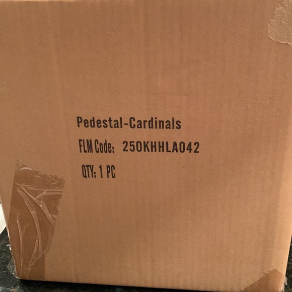 Homeworx Slatkin & Co Red Cardinal Pedestal with 18 oz Joy Candle/ New in Box - Picture 7 of 8